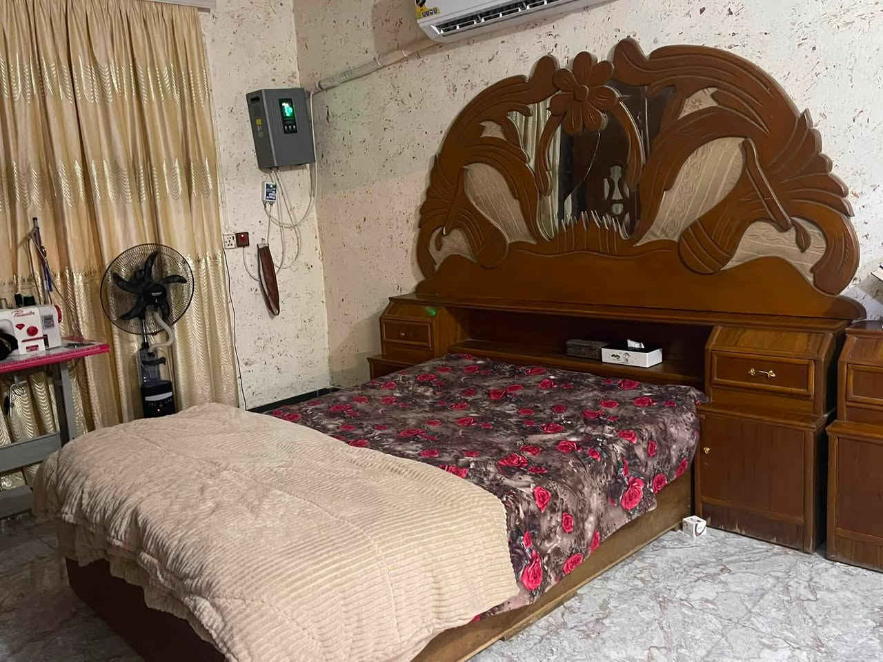 غرفه نوم صاج داخل وخارج احطاطه السعر ٤٠٠ وبيه مجال للطيبين وليحب يتصل على هاذا ***********
