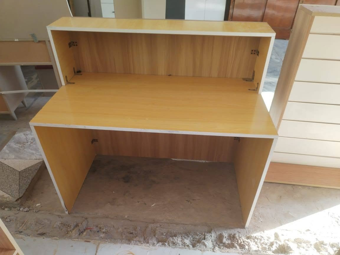 رفوف وميز كاشير  تعزيله محل نضاف للبيع ب 300 قفل مكان رمادي اي ستفسار اتصل عل رقم بي  واتساب ‏‪***********‬‏
