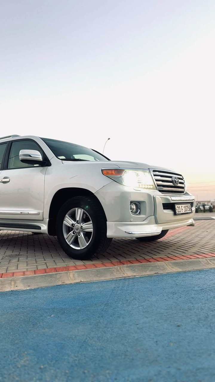 Land Cruiser GXR 2012 
.
سیارە ماشیە ١٨٥ الف کم حقیقي.
.
بدون صبغ بدون ضربە سیارە 
.
سعودی بریم .
.
سیارە گیر و محرک بشرط ما مفتوح .
.
سعرە ٣٥٥ ورقە و مجال بسیط 
.
***********
