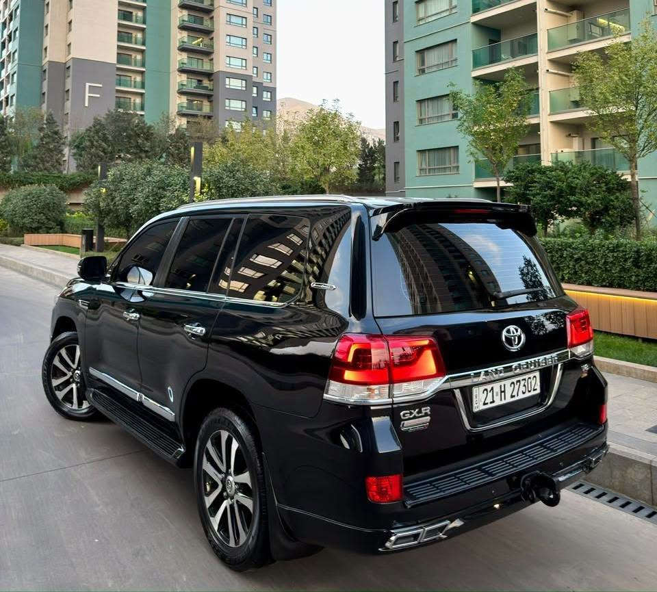 لاندكروزر GXR • V8 • ٩٩٠٠٠ كم