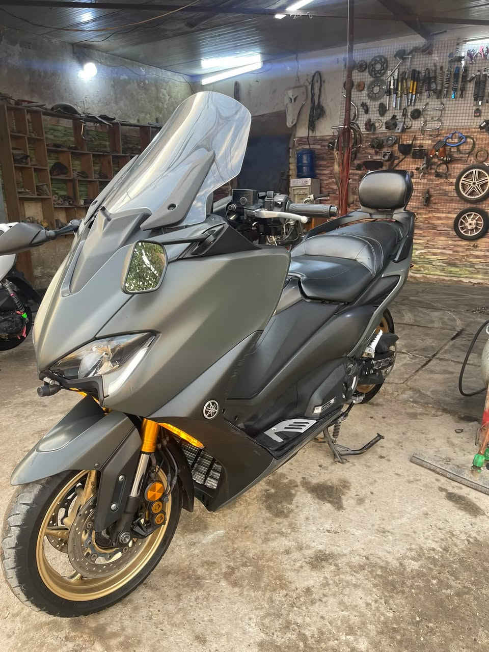 سلام عليكم 
Tmax2021-560
ماشيه ٣٦ ألف 
تاج ماكس اعله فئه 
بيها صالنصه اكره اصليه 
وتجوه وقاعده مال رقم
مكفوله مابيها اي نقص للستفسار 
 واتساب***********
مكاني بغداد
