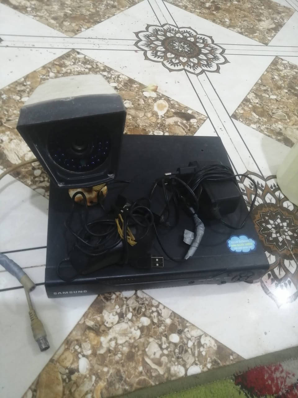 جهاز ديفي ار نوع سامسونك مع هارد 500 كيكا مع ماوس مع شاحن كاميرا وشاحن ديفي مع كاميرا وحده تصوير ملون ليلي نهاري نوع سوني دقه واضحه للبيع حط سعر بليرضه الله وتعال اخذهن مكاني سماوه ***********
