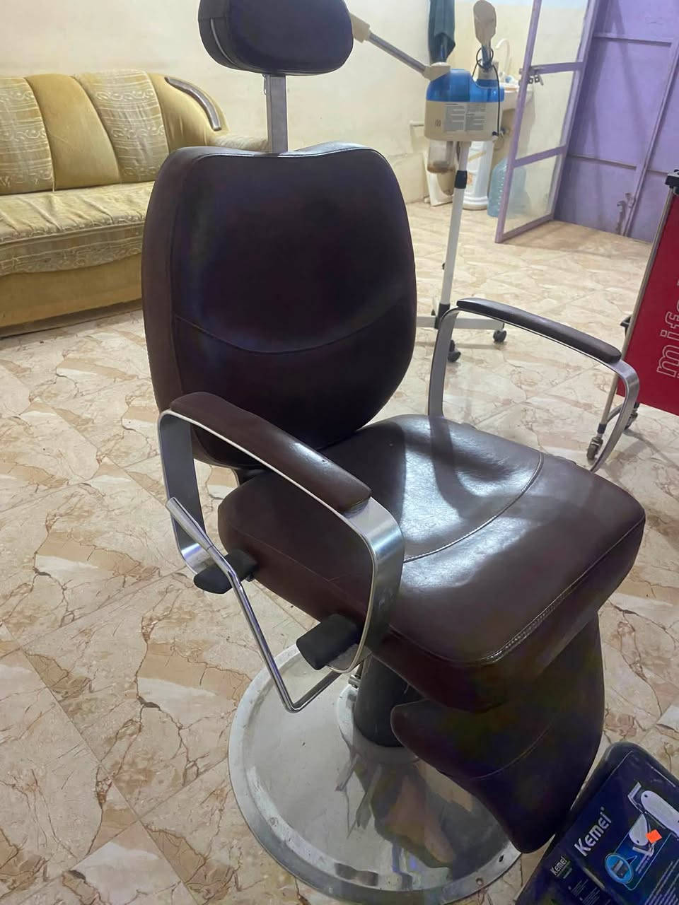 السلام وعليكم يوجد غراض محل حلاقه مجهز بالكامل
2 كراسي حلاقه 
2مرايات طوال يوجد فيها نشرات
ميز جرارات متحرك للادوات 
ميز تعلاك طويل
بخار تنظيف
السعر كامل ٦٠٠ الف 
للتواصل ***********
