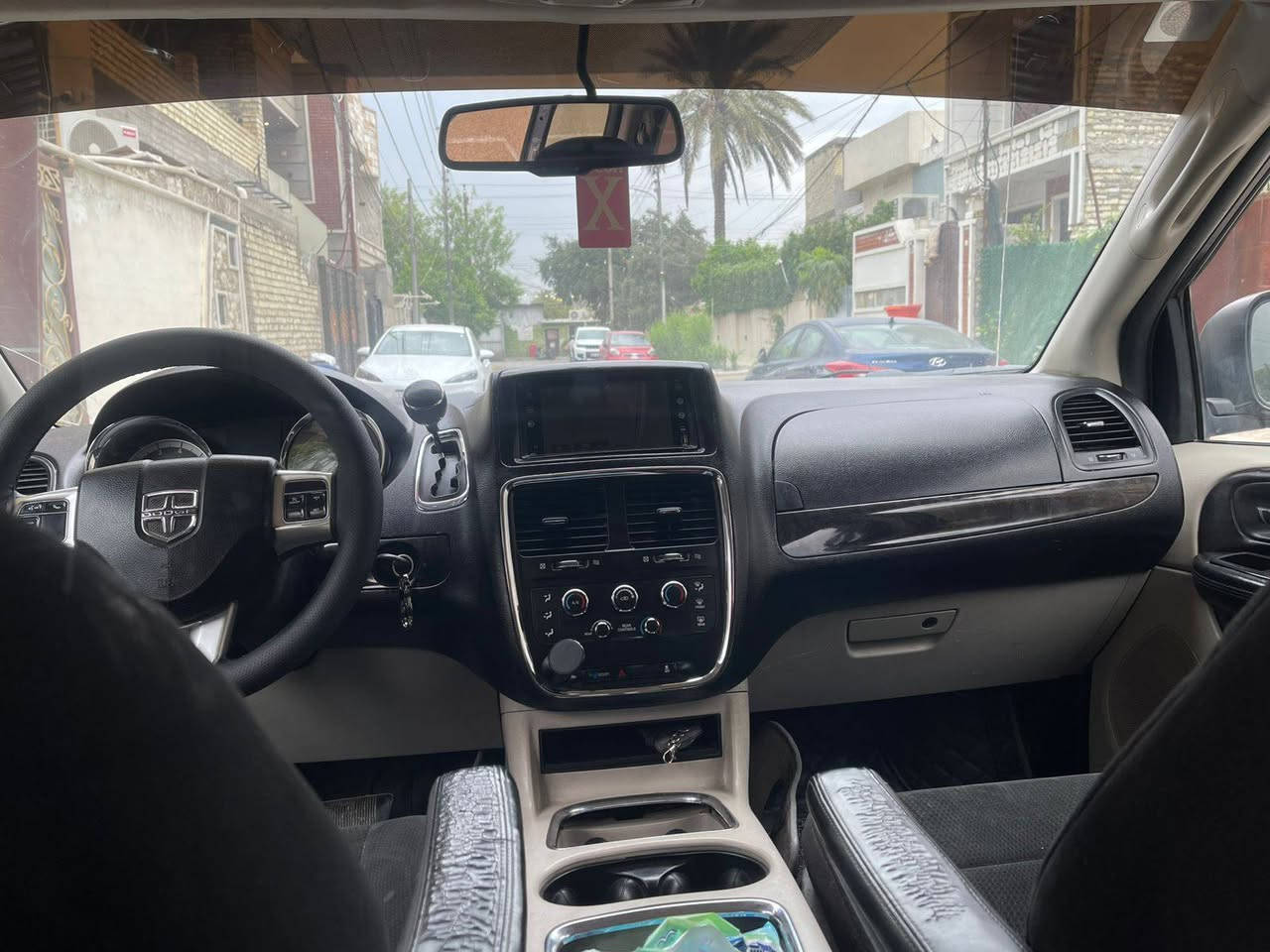 للبيع دوج كرفان ٢٠١٢ وارد 
ابواب وصندوق كهرباء والجام كلهن تنفتح كهرباء ثلاث قطع تبريد بيه صبغ أقل الحزام بدون دواخل علما بيه بعض النقوصات
للاتصال على الرقم *********** بغداد, العراق
