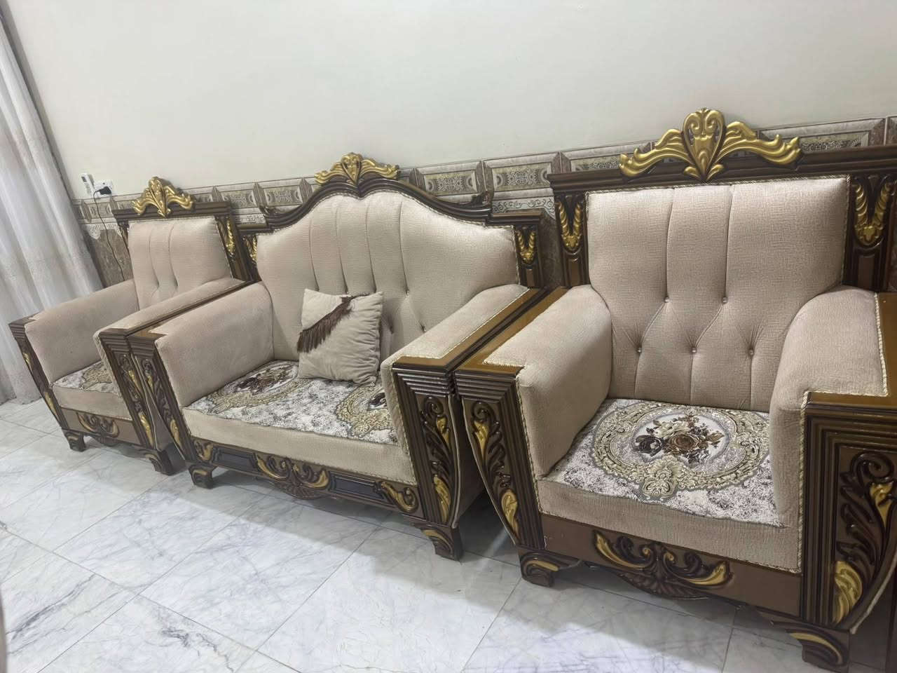 السلام عليكم تخم ملكي خشب زان تخم جديد نضيف كلش 10 مقاعد و8 كوشات 5 ممستخدمات و3 مستخدمات ورقت الضمان موجوده وتخم مصارله 4 اشهر وهاي صور التخم ومعا الساعه ايضاً وضمان يمكم وشوفو وتكدرون شوفو هم وبيكم خير وتدللون سعر تخم 950 وبي مجال للاستفسار عل رقم *********** واتساب متوفر

