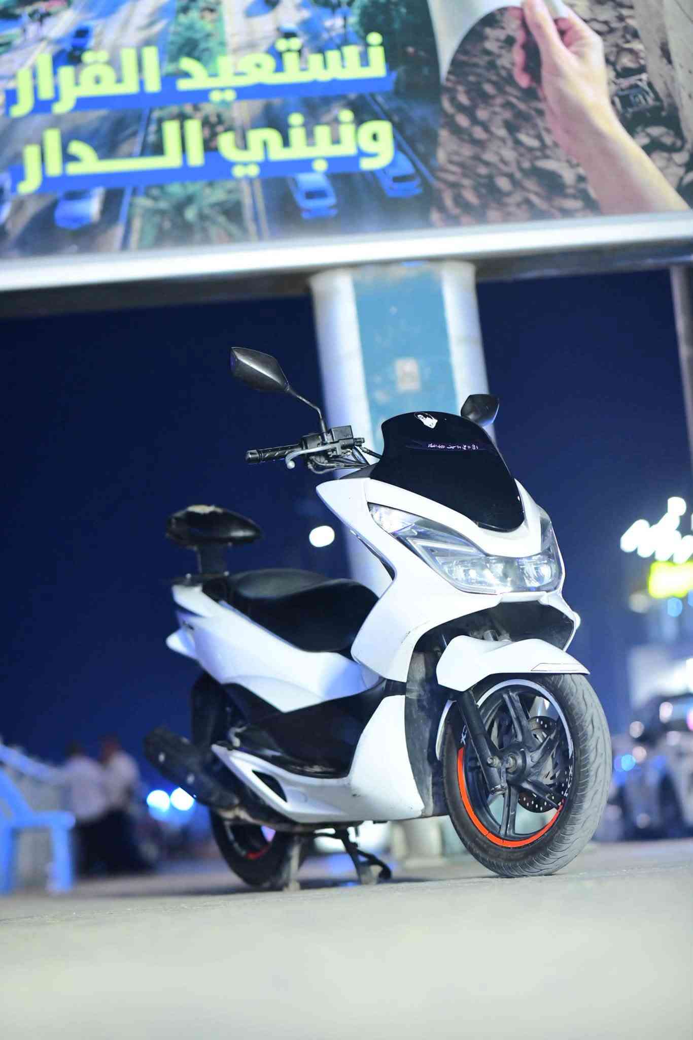 السلام عليكم Pcx
للبيع الدراجة. نضيفه فول مواصفات مكفوله ***********

نص مكتوب في الصور:
- نستعيد القرار ونبني الدار
