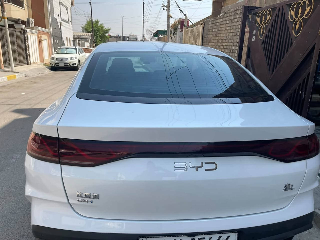 🚗BYD QIN L🚗كن L
🚗سنة الصنع :-2024
🚗عداد المسافة الكلي 23400 الف كم 🚗فقط قابل للزيادة 
🚗ممشى كهربائي 11535 الف🚗
🚗ممشى محرك 11880 الف🚗
🚗مدى البطارية :-120 كيلو متر🚗
🚗رقم بغداد بأسمي شخصيآ
🚗المواصفات :- 🚗
🚗1- فتحة سقف بانوراما
🚗2- بصمة ابواب وصندوق وتشغيل
🚗3- كرسي السائق فقط كهرباء
🚗4- داخل جلد 
🚗5- شاشة قلاب 
🚗6- 4 كامرات دوارة
🚗7-حساس امامي خلفي 
🚗8-حساس خلفي
🔚بيها ملاحظة مأشر عليها داخل الصور🔜
🚗العنوان :-بغداد البلديات
⬅️السعر :-26 مليون 500 الف د.ع بيها ⬅️مجال للشراي 
🔔للتواصل :-*********** بي واتساب♥️
