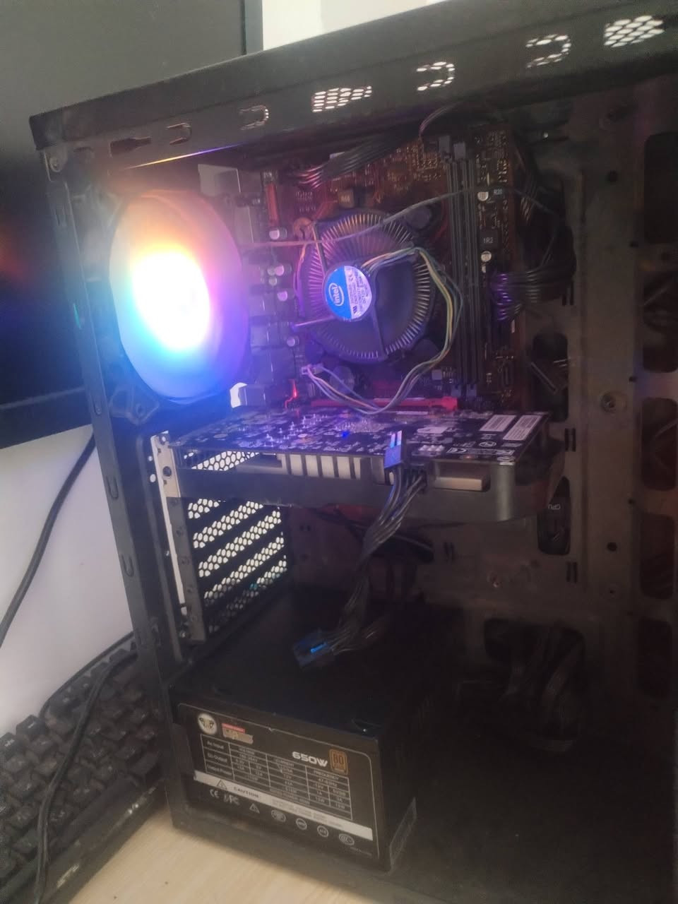 الكيس البيع السعر 250 الف
الكارت GTX 1050Ti 
المعلج i7 6700
البورد H250 msi
الهارد SSD 128
البور سبلاي 650 واط
الرام 8 تردد 3200 DDR4
الكيس شرط الفحص وين ميعجبك فحص
عندي توصيل
