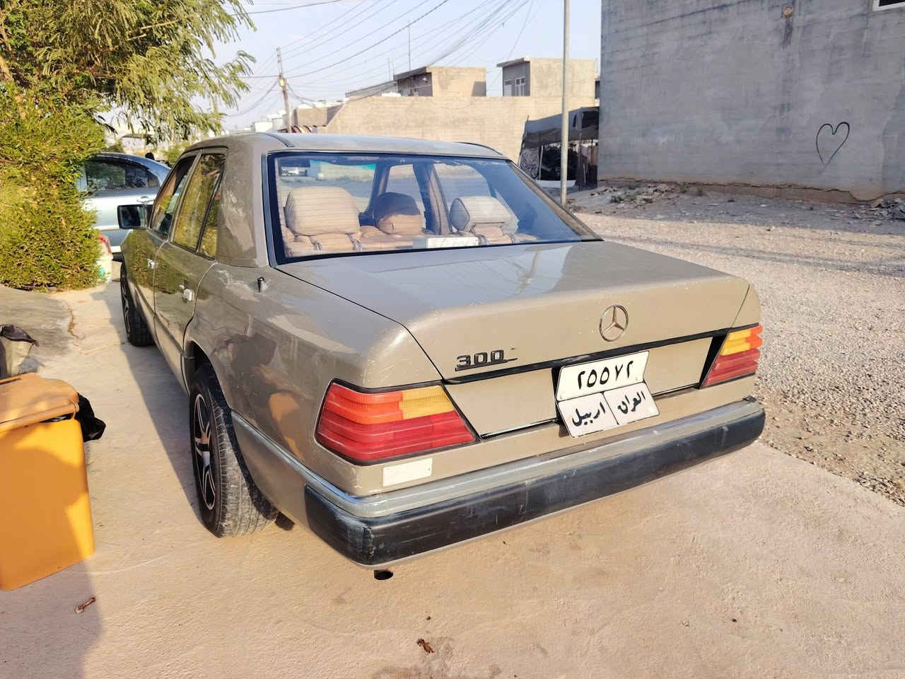 مارسيدس البيع موديل 86  بلاد بدون صبخ وضربه قواعد دبلات بلاد مكينه وكير بطه بشرت رقم أربيل بشرت تحويل وكاله سعر ٤٣ وبي مجال مراوس هم يرهم مكان كلار رقم م ***********
