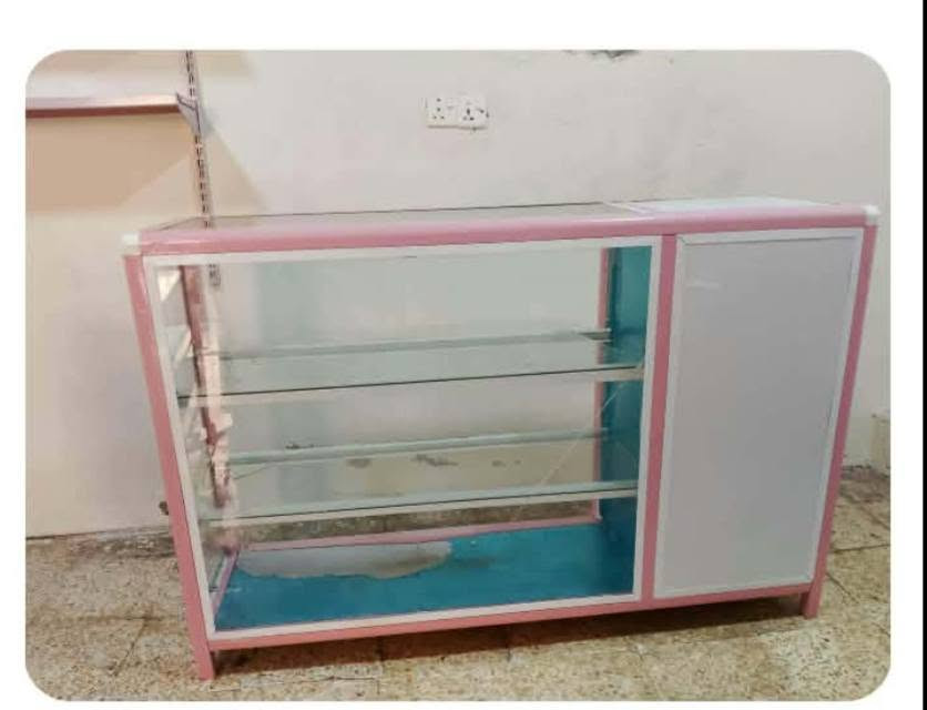 عارضة حلويات درجة أولى للبيع ***********
