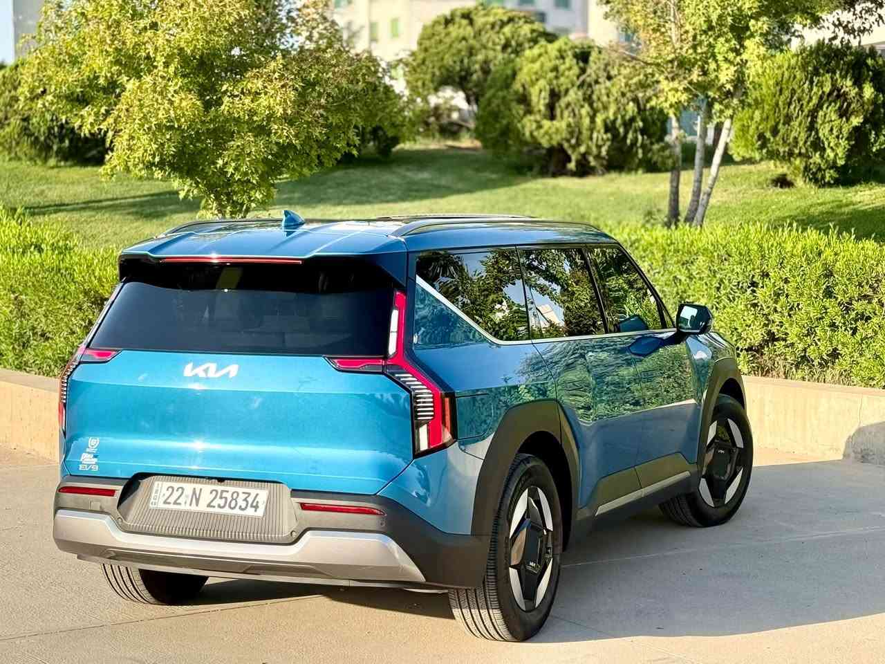 🚙 للبيع | Kia EV9 AWD كهربائية ⚡

Kia EV9 AWD 2024
فخامة، حجم عائلي كبير، وأداء كهربائي قوي مع دفع رباعي.

🔹 اللون: أزرق
🔹 الممشى: 6,684 ميل فقط
🔹 سنة الصنع: 2024
🔹 المحرك: كهربائي بالكامل ⚡
🔹 البطارية: 99.8 kWh
🔹 القوة: حوالي 379 حصان
🔹 الدفع: AWD دفع رباعي
🔹 مدى شحن يصل إلى 550 كم
🔹 3 صفوف / 7 مقاعد

⭐ المواصفات:
✔️ محركان كهربائيان Dual Motor
✔️ دفع رباعي AWD
✔️ بطارية كبيرة 99.8 kWh
✔️ عزم يصل إلى حوالي 700 Nm
✔️ شحن سريع 800V
✔️ فتحة سقف
✔️ شاشة داخلية كبيرة
✔️ أنظمة أمان ومساعدة متطورة
✔️ كاميرات وحساسات
✔️ مثبت سرعة متكيف
✔️ نظام المحافظة على المسار
✔️ تشغيل بصمة
✔️ والعديد من الإضافات الأخرى

🔧 حالة السيارة:

✅ السيارة بدون صبغ (جاملغ أمامي يمين مبدل نفس الون فقط )
✅ جميع الأيرباكات أصلية 

🔑 رقم الشاصي:
KNDAFFS53R6045930

💰 السعر: $26000 
💬 قابل للتفاوض بعد المعاينة

📍 الموقع: أربيل

📞 للاستفسار والتواصل:
***********
واتساب / اتصال / فايبر

