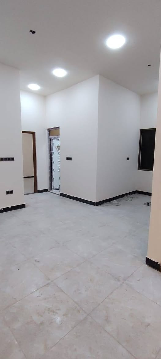 دار للبيع طابو زراعي عراقي وكاله ونسخه من الطابو يقع في حمدان شارع معمل الشيخ مشمول باخدمات مساحة البيت 200م قريب عن شارع التبليط 50م يبعد عن البصره 10دقايق بناء 2026ما سكون تتكاتب وتستلم يتكون من غرفتين احد الغرف سويت ومطبخ واستقبال وصاله وكراج للاستفسار على الرقم ***********
