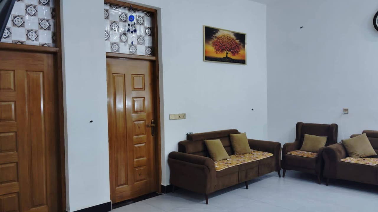 بيت مساحه 200 متر بناء حديث طابوك  جمهوري سنت 26 يخبل البيت طابو زراعي سند 25 باسم صاحب البيت حله سيف سعد مقابل شارع المشجر خلف الدكتور أحمد الجمل يبعد عن الشارع العام 200 متر وسط حي سكني صاحبت البيت مستعجله من الاخير 87 واتساب ***********

