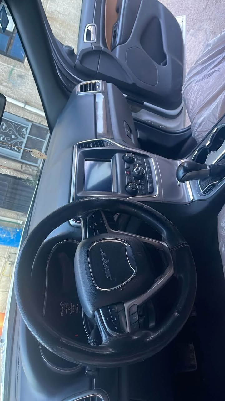 السلام عليكم جيب شيروكي ٢٠١٨  كت srt ووياله srt 
بصمه 
كشن كهرباء 
شاشه وسط 
جنطه كهرباء 
تشغيل عن بعد 
٦ سلندر مبدل بساتم ١٤ 
فتحه شكل بدون
بيع او مراوس ب لاندكروز/برادو/ تاهو 
مكان بغداد شارع الربيع مطعم هي هي 
 واتس***********
***********
