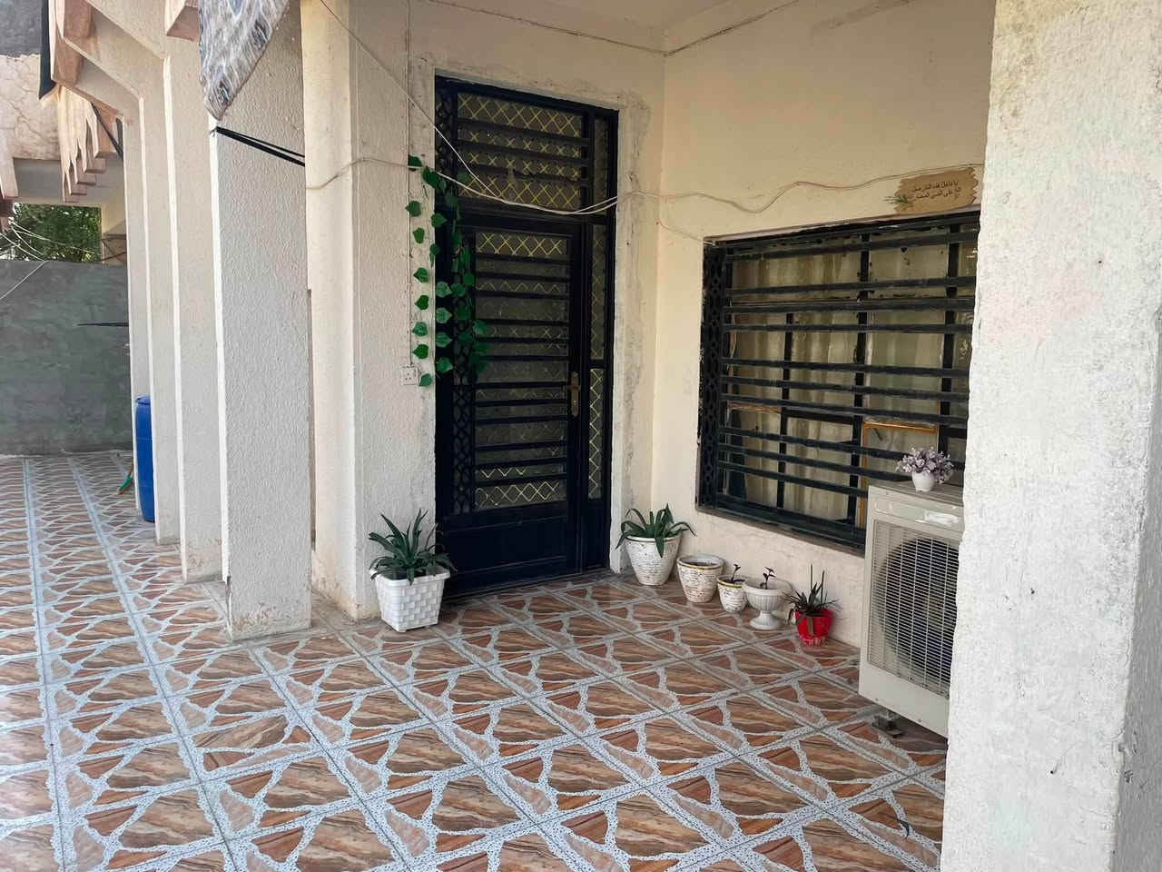للبيع – فرصة استثمارية وسكنية مميزة

الموقع: منطقة البو شامان مقابل مدرسة غزة

المساحة الكلية: 500 متر مربع

يتكون العقار من بيت رئيسي مع مشتمل مستقل، والبيت مجدد بالكامل من الداخل مع أعمال صيانة وتحديث حديثة، ويصلح للسكن أو للاستثمار من خلال تأجير الشقق والمشتمل.

البيت الرئيسي: • كراج كبير مع حديقة

• مطبخ 5×4

• هول 6×5

• غرفة ضيوف (خطار) 5×8

• موزع 4×6

• غرفة نوم مع سويت داخلي 4×5

الطابق الثاني: عبارة عن شقتين مستقلتين

الشقة الأولى: • موزع 4×5

• 3 غرف (4×5 لكل غرفة)

• مطبخ 3×3

• حمام + توليت

الشقة الثانية: • مدخل مع مطبخ 3×3

• حمام + توليت

• هول 4×5

• غرفة نوم 4×5

المشتمل الأرضي: • كراج كبير مع صحيات

• مطبخ 5×4

• هول 4×5

• غرفة مع سويت 5×4

• غرفة صغيرة تستخدم مخزن

للاستفسار:

علق برقم (1) يوصلك السعر والتفاصيل على الخاص مباشرة

أو اتصل:***********

