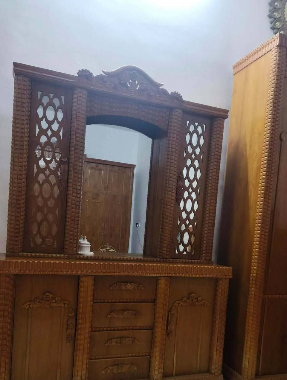 غرفة ملحق فصال عراقي مكانه الموصل الجانب الأيمن. نظافة كدام العين تجي تجيك. سبب البيع الحاجة.

*********** + واتس اب
