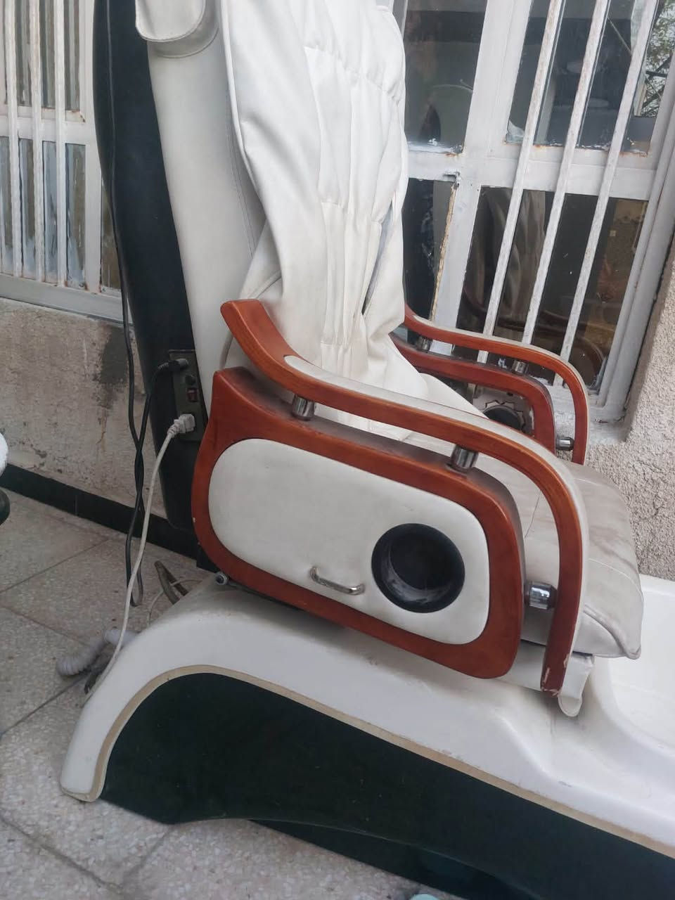 كرسي (Pedicure Spa Chair)بديكير وسبا لصالونات التجميل:
 المقعد: مريح ومبطن بجلد ، مع مساند أذرع خشبية أنيقة تحتوي على حامل أكواب مدمج.
 الحوض: حوض سفلي مدمج لغسيل ونقع القدمين، مزود بمسند قدم جلدي أسود وفتحات لضخ المياه (جاكوزي).
 التحكم: مزود بلوحة تحكم كهربائية جانبية، ومقابض لتعديل وضعية الكرسي.
 التمديدات: يحتوي على الأنابيب اللازمة لتوصيل وتصريف المياه.
 الحالة: مستعمل، الهيكل قوي ومتين جداً، ويحتاج فقط لتنظيف بسيط ليكون جاهزاً للعمل. السعر 800 الف 
رقم الهاتف ***********
