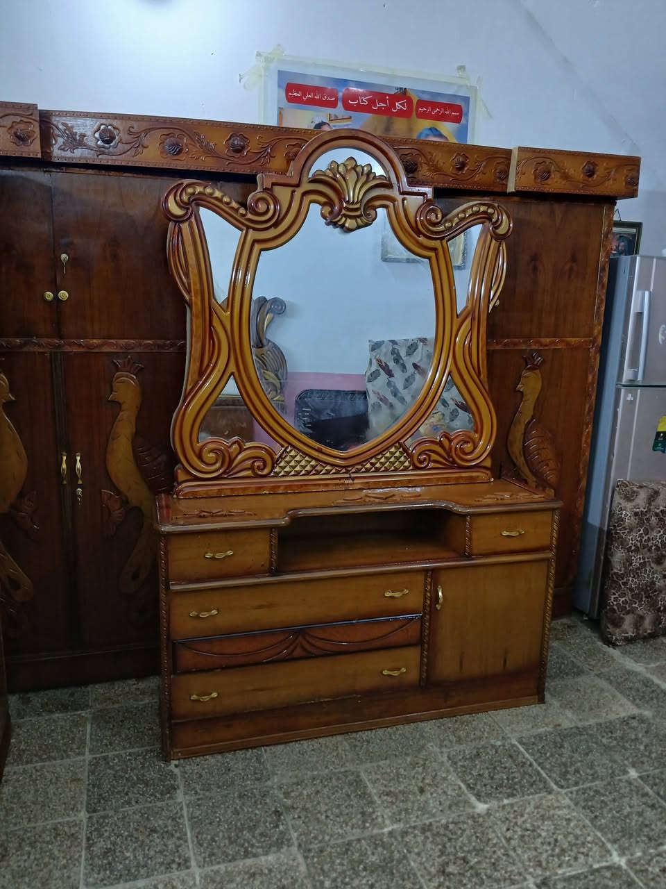 غرفه ام ٥ ملحق صاج تحتوي على يدات جدد قفاله جدد صبغ تلميع كامل ظهر جدد مامدكوك بيه بسمار متواجد علخاص اكو توصيل بفلوس رقمي ***********سجاد سعره ٣٥٠ قفل جربايته موجوده
