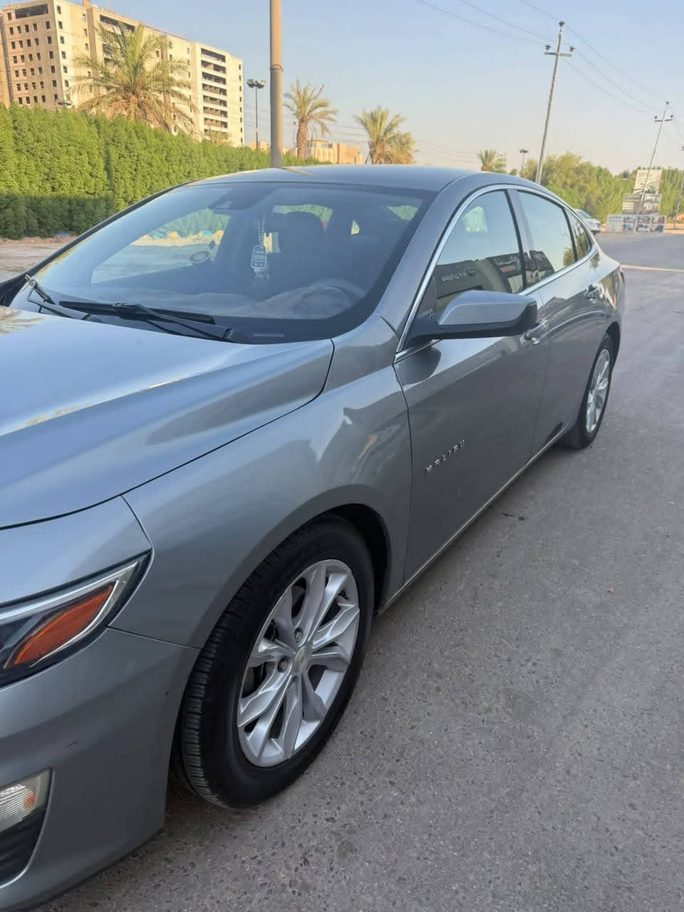 للبيع شوفر ليت ماليبو موديل 2023 فحص مؤقت تسجل باي محافظه حادثها بامريكا  جاملغ امامي وبنيد نفسه مصبوغ السعر 117وبيها مجال بسيط للاستفسار اتصل ***********
#الــمــواصــفـــات :-
{1} محرك 4 سلندر 1500 تيربو
{2} مخمل 
{3} كاميرا دواره ستيرن
{4} شاشه كبيرة ( ايباد) للتحكم في ايعازات السياره
{5} تبريد امامي خلفي
{6} لايت و كشاف زنون
{7} عداد المسافات 88 ميل 
{8} منافذ USB امامي خلفي
{9} سستم صوت متكامل
{10} تحكم سترين جهتين
{11} نضام ABS مانع انزلاق
{12} كشن السائق كهرباء
{13} ايرباك راجع سستم 
{14} بصمة 2 باب + بصمة تشغيل النجف, العراق
