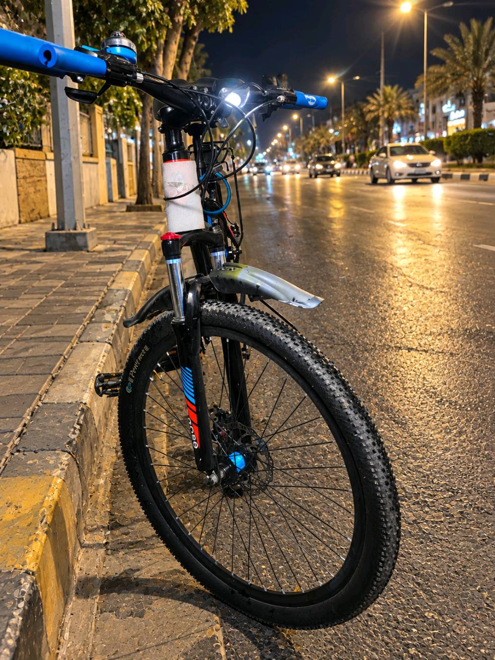 ​للبيع: بايسكل جبل الرياضي ماركة Mongoose  
​الماركة: Mongoose.  
​النوع: دراجة جبلية (Mountain Bike) مجهزة للقيادة في الطرق المختلفة.  
​المواصفات والملحقات الظاهرة:
​جامبينات / مساعدات أمامية تمتص الصدمات.  
​نظام مكابح ديسك (Disc Brakes) أمامي.  
​إطار/تاير عريض بنقشة جبلية ممتازة.  
​مقود (ستيرن) عريض مزود بمسكات ملونة ولون أزرق مميز.  
​إضاءة أمامية LED مع جرس تنبيه مثبت على المقود.  
​مدعمية / شلاخ أمامي فوق الإطار لحماية من الطين والمياه.  
​قاعدة وحامل مطارة ماء مع حماية على الفريم.  
​السعر: 285,000 ألف دينار عراقي (قابل للتفاوض البسيط للجادين).
​العنوان: كربلاء - قنطرة السلام.
​للنتواصل والاستفسار، يرجى مراسلة الواتس ساب أو الاتصال على الرقم ***********