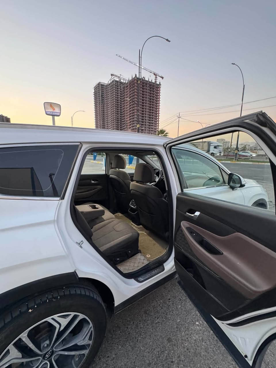للبيع: هيونداي سنتافي 2019 وارد كوردي خليجي (فول مواصفات بدون بانوراما)
 الموديل: 2019
 المحرك: 2.4 لتر (4 سلندر)
السعر:195 ورقة 
 المواصفات:
 فول مواصفات (بدون فتحة بانوراما)
 3 مقاعد (7 راكب)
 3 قطع تبريد (تبريد مركزي منفصل للسطر الثاني والثالث)
 مرايات شفط / كشف كهربائي (مع إشارات بالمرايا)
 شاشة لمس مع كاميرا دوارة / خلفية
 حساسات خلفية / أمامية
 كبسات وتحكمات ستيرن كاملة (كرك / تثبيت سرعة)
 أنظمة قيادة متعددة (Eco / Sport / Smart / Normal)
 نظام فرامل ABS ونظام عدم الانزلاق (Traction Control)
 ويل كب حجم كبير
 كشافات وقلايات / زنون وأضواء LED نهارية
 الحالة والصبغ:
صبغ شبر بالبوند فقط 
وصبغ بالصندوق ( مكان الرقم)
باقي السيارة مكفول من الصبغ والبارد، والسيارة بشرط الفحص (محرك، كير، وشاصي) 
ايرباك سليم
السعر 195 ورقة 
مكان السيارة دهوك
للاستفسار
*********** واتساب
*********** واتساب موصل, نينوى
