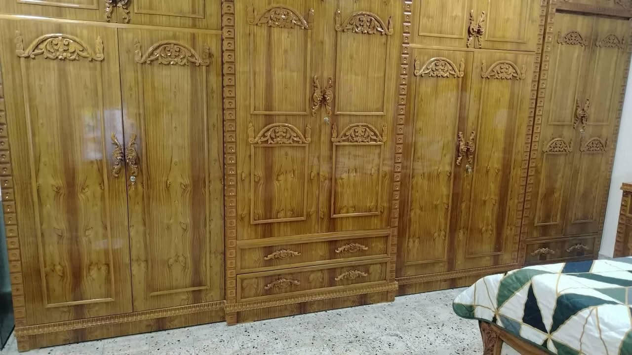 غرفه نوم عراقي مستعمله شيء قليل خشب ثقيل قبل شهرين نفصلها بثلاث ملايين واريده بمليونين ورقم تلفوني ***********
