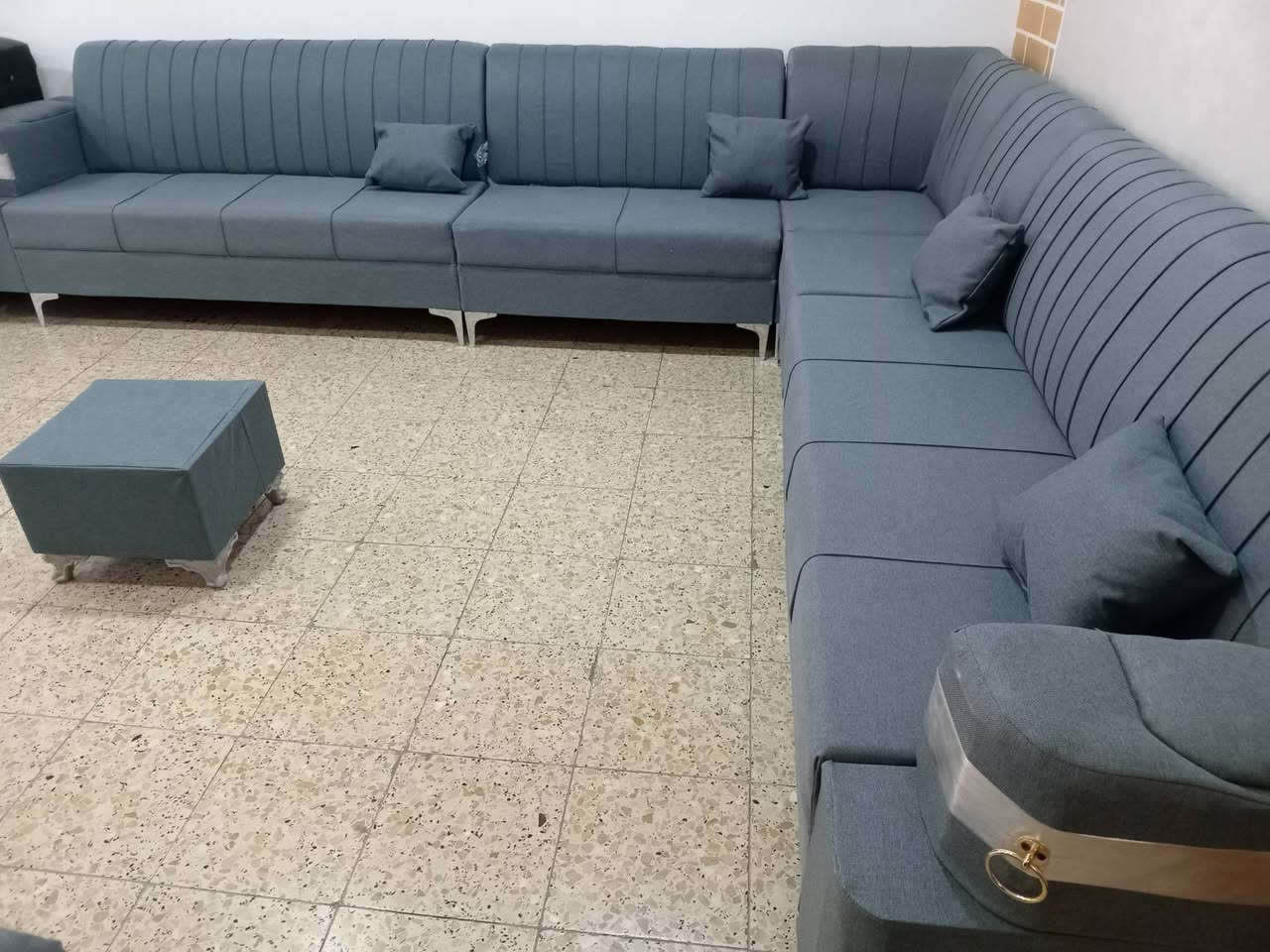 ديوان ١٠ مقعد جديد شغل ثكيل حطاطه بلوك اسود للبيع سعر ٣٥٠ شراي يتصل على رقم ***********
