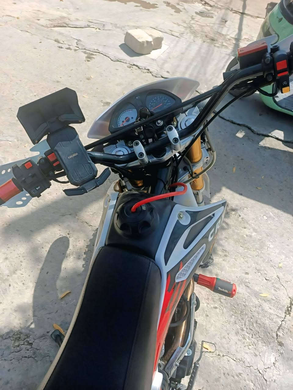 السلام عليكم قفاز CRX محرك 250 دراجه اخت الزيرو ونضيفه حيل الدراجه ماتصرف بانزين ابد ودراجه مااطلع بيه هواي وشمااحجي عليه قليل شلعه ومعدل كلش حلو نقصه بس الفج مال البريك الوره واكف يرادله تبديل سعره الدراجه مليون و600 وكلشي اكو بل سوق وبيه مجال لشراي وهاذا رقمي *********** ومتواجد خاص مكاني بغداد حي تونس افاق عربيه
