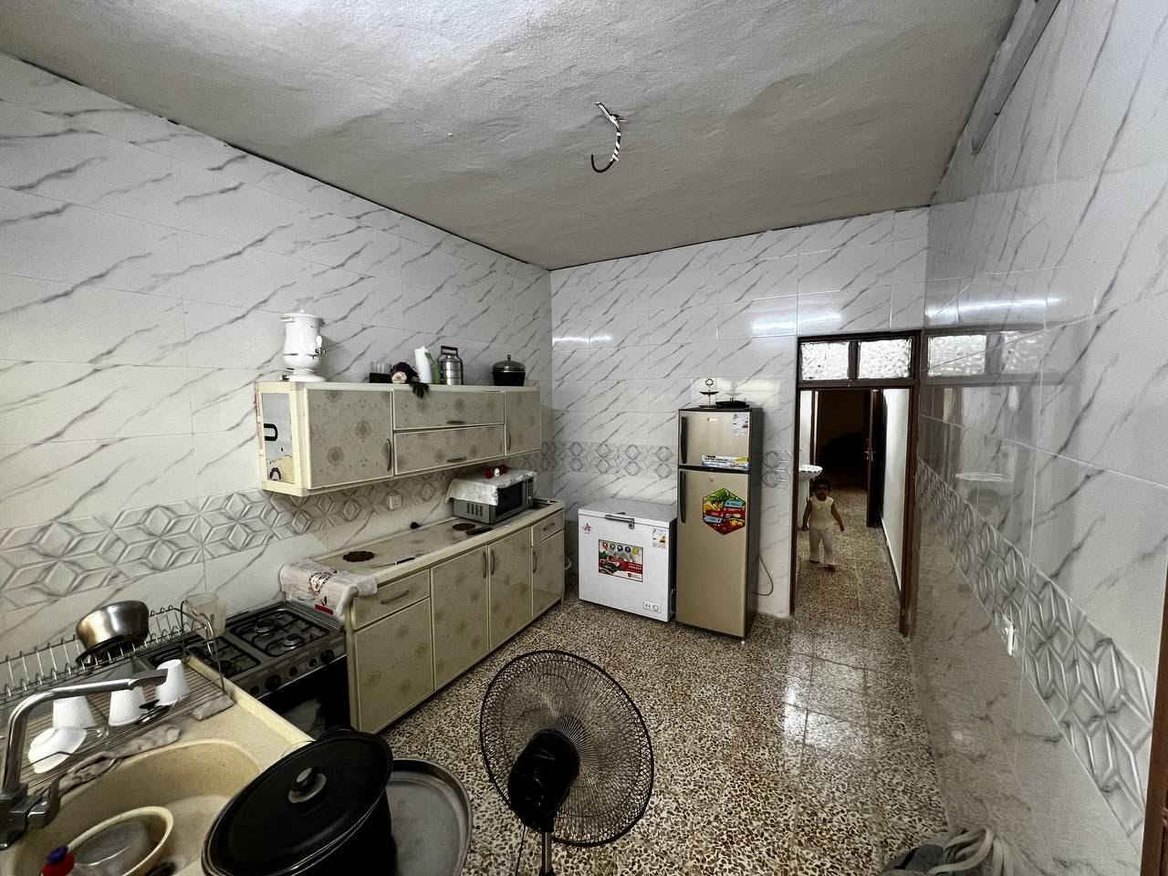 بلقوسيات يبعد فرعين عن
 المدرسه الصينيه
مساحه 280 متر 
كراج وحديقه بناء تقريبا 120 متر
مي 24 ساعه
كهرباء متوفره تبليط
كاشي وسيراميك وصبغ كله جديد 
يتكول البيت من غرفتين نوم
وهول داخلي واستقبال  وصحيات واكو ترك اثنين ومطبخ بسعر خاص او الاتصال على رقم تلفون
***********
