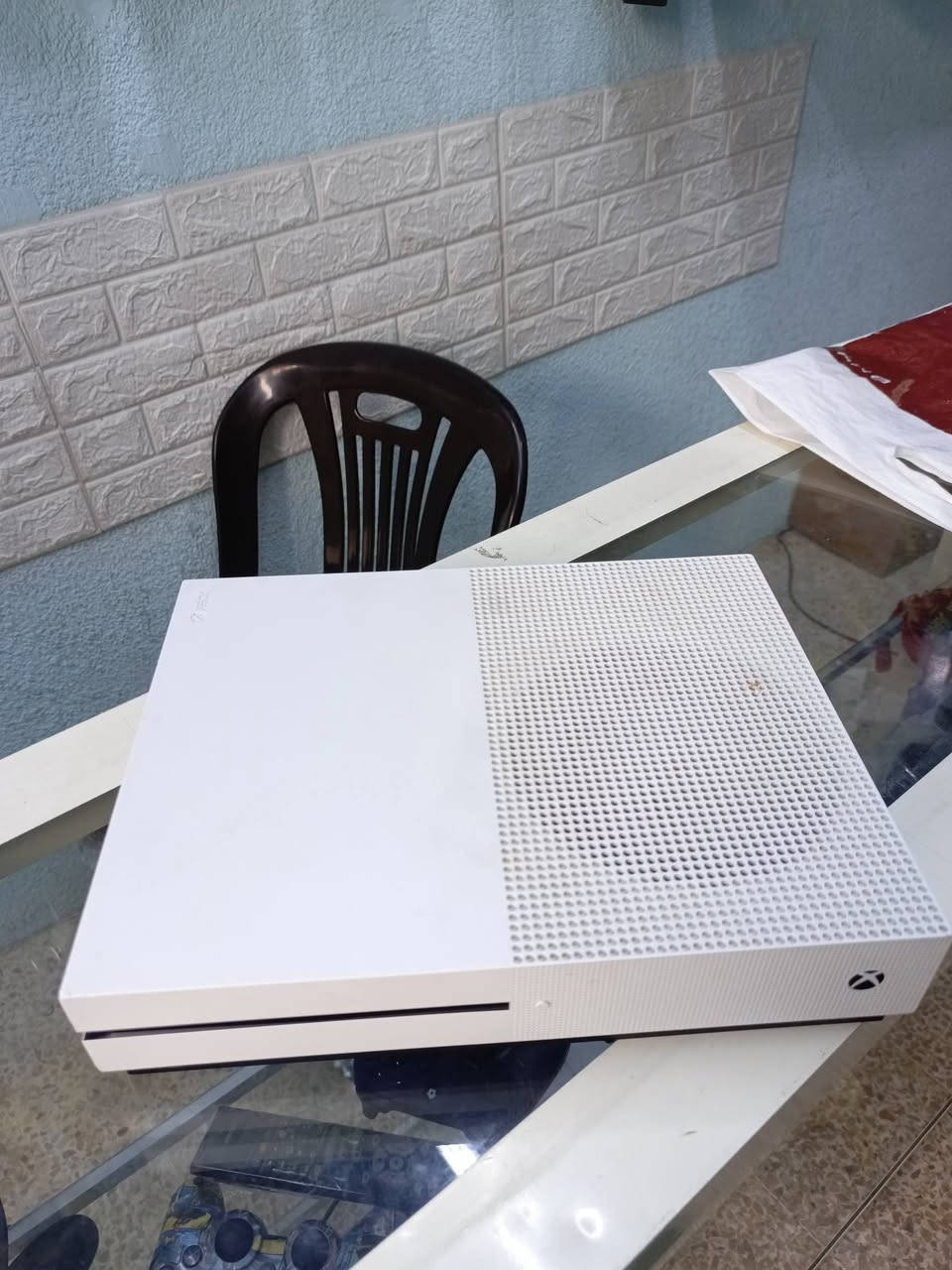 Xbox One S 
500GB
مامفتوح لوك ستيكر 
ويا 60 لعبه الجهاز معدل تريد ترجعو اونلاين تكدر بس تخلي نت يروحن 
ويا جوستك اصلي بيها مشكله بل R2 يضل يدوس 
وجوستك ثاني تشتغل واير تايب سي مابيها مشاكل
السعر 150 قفل رجائاً لاتكلي بي مجال السعر 155 قفل
العنوان موصل حي سومر مكتب الحسن متوفر توصيل لجميع المحافضات 
***********
***********
