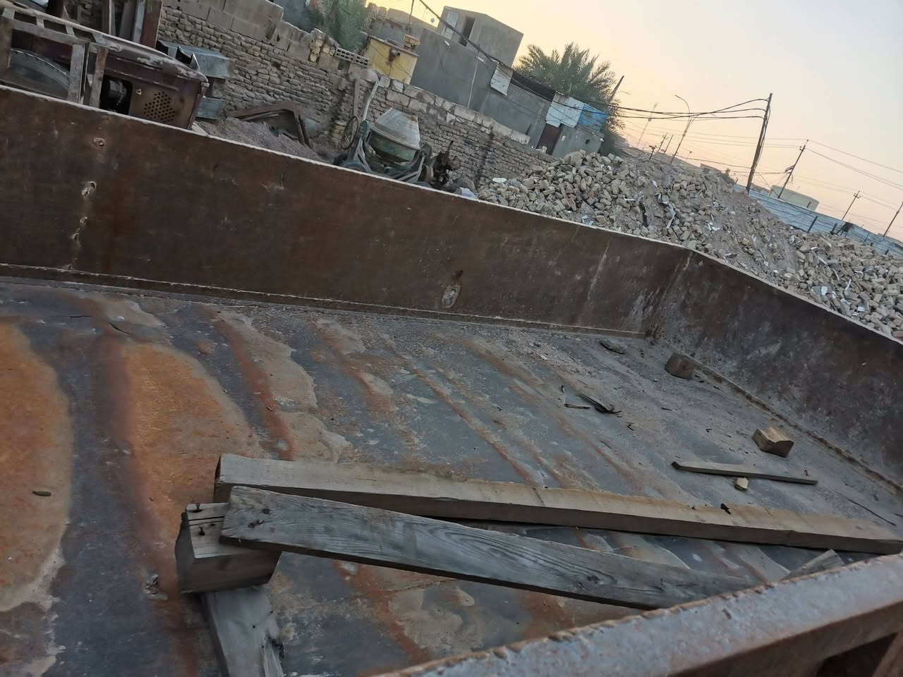 للبيع عربانة حدادي كاملة وشغالة مانقصهة شي العنوان المثنى مدينة الرميثة ***********
