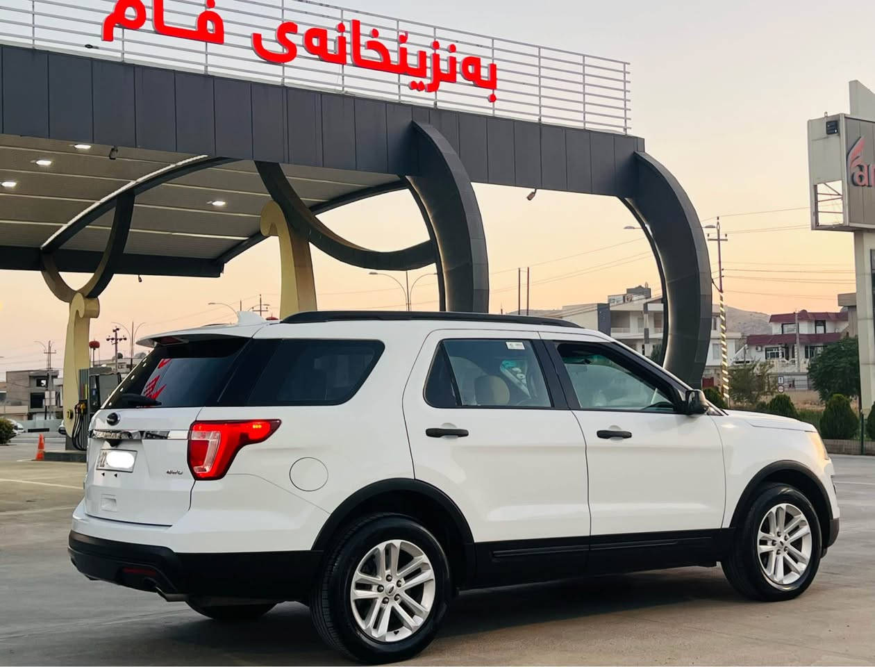 فۆرد ئێکسپلۆر مۆدیل 2017 
ڕەنگی سپی بافری،، ناو زەردە 
مەکینە 6 پستنی مەرغوب 3500
(کلین تایتڵ) دەعامی بۆ دەعامی بەشەرت، بێ بۆیاخ و بێ لێدراو و بێ پارچەگۆڕان بەشەرت…کلینی واقعیە تەقریری کارفاکسی هەمووی مەجودە 
ئایرباگ هەمووئ بەشەرت بیلادن
دەبڵ ئەکسلە 4x4 ،چوار مۆدی ئەکسلی هەیە و دەبڵ ئەکسل ئۆتۆیە 
سێ ڕیز کوشنە و تەبرید مەرکەزیە 
سەنەوی و ژینگە و ڕێگاوبان هەمووی تازەکراوەتەوە تا 2029
گێڕ و مەکینە و تەبرید و کارەباییات و تەحویل بەشەرت
سعر/ 168 وەرەقە و معامەلە.. سعری خوار هەموو بازاڕە تکایە مشتەری نیت پەیوەندی مەکە هەموو شتێک نوسراوە 
☎️(***********)
‎☎️***********  واتساپ+ڤایبەر رانية, السليمانية

