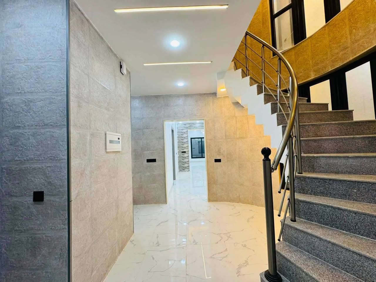 عروض ركن الصديق لتجاراة العقارات 
دار للبيع في حي الصديق الاولى
موقع مميز جدا قريب من سايدين الجامعه
المربع الاول
شارع تبليط
اتجاه قبله
150 متر واجهه 7 ونص طابقين بناء حديث
نظام سبالت ودكتات
5 غرف نوم واستقبال ومطبخ وصحيات بالطابقين وبيتونه وكراج
شرط التحويل
سند طابو الزهور
لمعرفه السعر اكتب تم ليصلك على الخاص
للاستفسار زياره المكتب 
***********
***********
