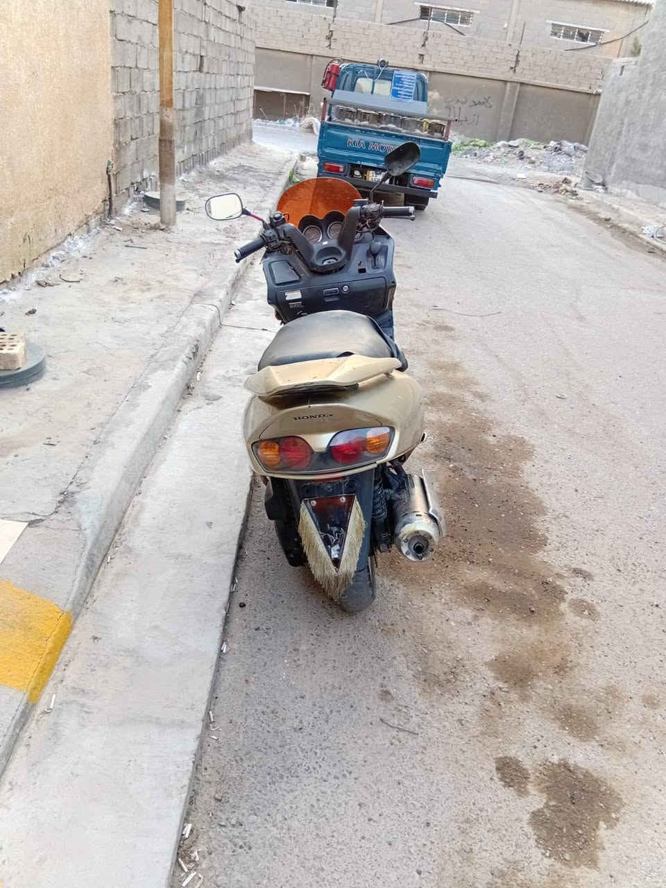 للبيع هوندا فورزا 250 ياباني اصلي 0.6سويج

هوندا فورزا 250cc اوتوماتيك، دراجة قوية ورزنة مال طريق 
مكينة وگير وتبريد ماء شغالات 100%، تشتغل وتمشي خير من الله

بيها كسر بالفيبر جهة اليسرى فقط بسبب وگعة، الشاصي نظيف ومابيها شي
موضح كلشي بالصور، الدهن الي بالگاع مو منها، قديم بالشارع

 الي يرتب فيبرها ترجع جديدة
اوراقها كاملة منفيس ومكاتبه نقط دكمه وتنفيس بريك خلفي باتري والكلجات جديده دراجه خير من الله نكره سلف مروحه راديتر تشتغل دكمه منفصله اني مرتببها كيج حماوه شغال كهربائيات شغاله 

السعر: [ 400] وبيها مجال بسيط
المكان: بغداد
التواصل: *********** فقط واتساب
