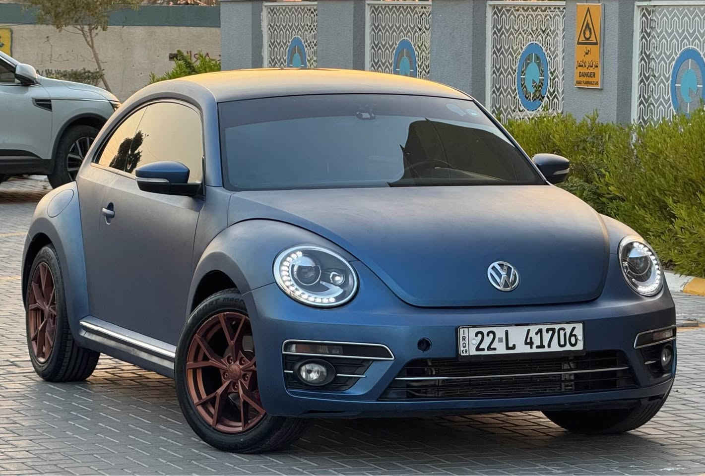 VolksWagen Beetle فولكس واكن بيتل 2016
ضررها بامريكا جاملغ و بنيد 
مصبوغه حزام لون طافي للجمالية 
 المواصفات : 
- محرك حجم 1800 تيربو 
- شاشة كاربلاي كبيرة
- كاميرا خلفية
- كشنات جلد 
- كشنات تدفئه
- ستيرن D shape 
- اضاءة داخل Led متغير بلادي
- دبل تحكم ستيرن
- دبل جكمجه
- اضاءة زينون عالي / ناصي / كشافات
- لايتات LED زينون بلادي
- بك لايت LED ترحيب 
- ويل حجم 17 أصلي
- اشارة بالمري 
محرك و كير غير مفتوح  
نوزلات و بلكات و فيت بمب جدد مسويلها ادامه 
حتى الدهن مبدله جديد
تبريد ثلج و تخم تاير جدد. جاهزة مابيها نقص
نظيفة جداً من الداخل و الخارج و ترايها يخبل
رقم اربيل الجديد سنويه و هزه جدد
السعر 95 ورقه بيها مجال بسيط
عنواني بغداد / الكرخ 
*********** بغداد, العراق
