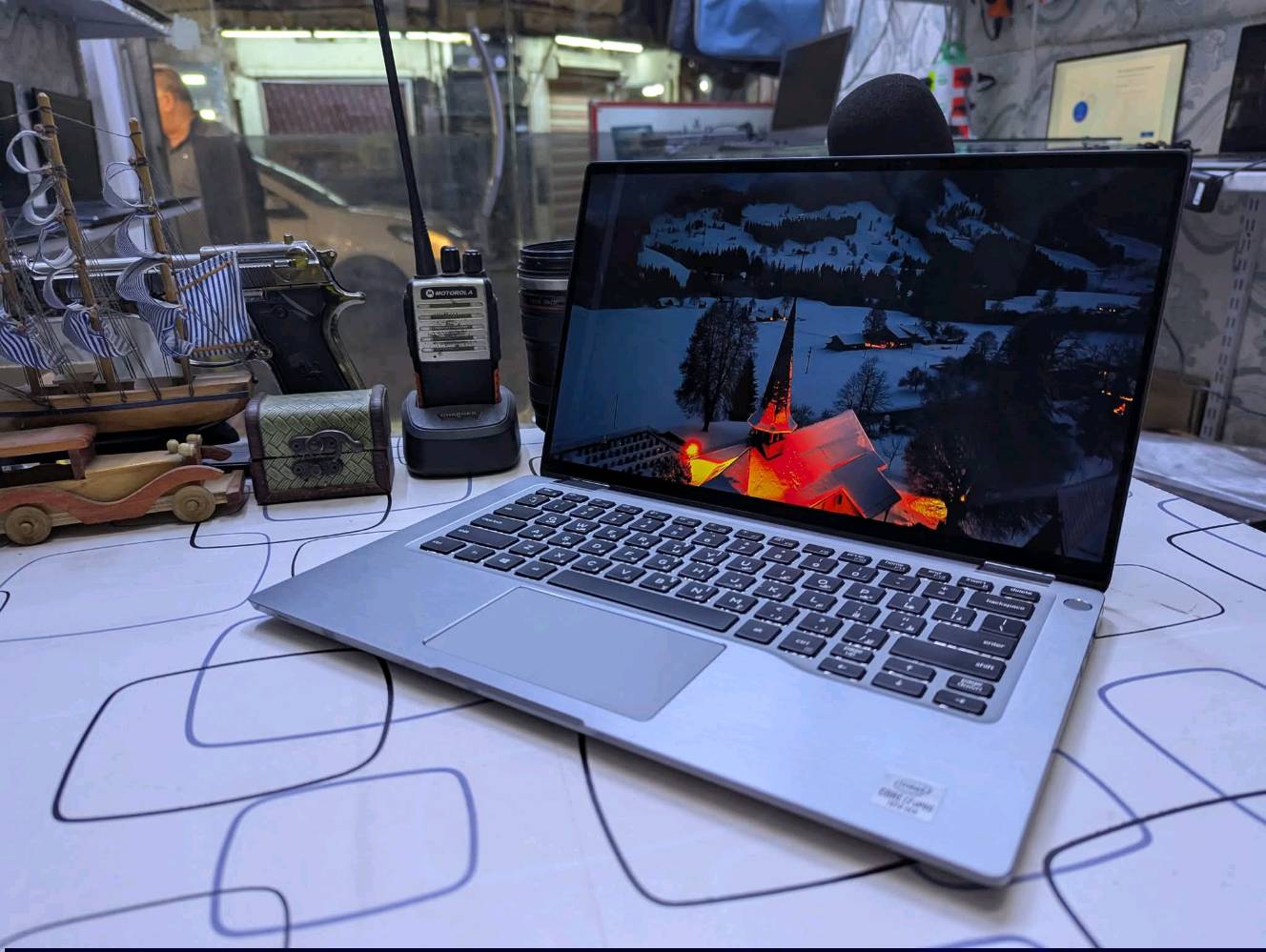 للبيع Dell Latitude 9410 2-in-1

 Dell Latitude 9410 2-in-1

 المعالج: Intel Core i7-10610U – الجيل العاشر
 المعالج 4 أنوية / 8 خيوط
 الرام: 16GB LPDDR3
 التخزين: 512GB SSD NVMe
 الشاشة: 14 بوصة FHD 1920×1080
 الشاشة لمس وقابلة للدوران 360°
 كرت الشاشة: Intel UHD Graphics مدمج
 الكيبورد مضيء
 يدعم Wi-Fi 6 وBluetooth
 المنافذ: USB 3.1 + Thunderbolt 3 + HDMI 2.0
 كاميرا ومايكروفون مدمجان
 جهاز نحيف وخفيف، الوزن تقريبًا 1.36 كغم
 مناسب للدراسة، العمل،التطبيقات الهندسة اوتوكاد وغيرها، الأوفيس، البرمجة، والتصفح والاستخدام اليومي.

 السعر400،000 دينار 

 بغداد

 للتواصل والاستفسار: خاص