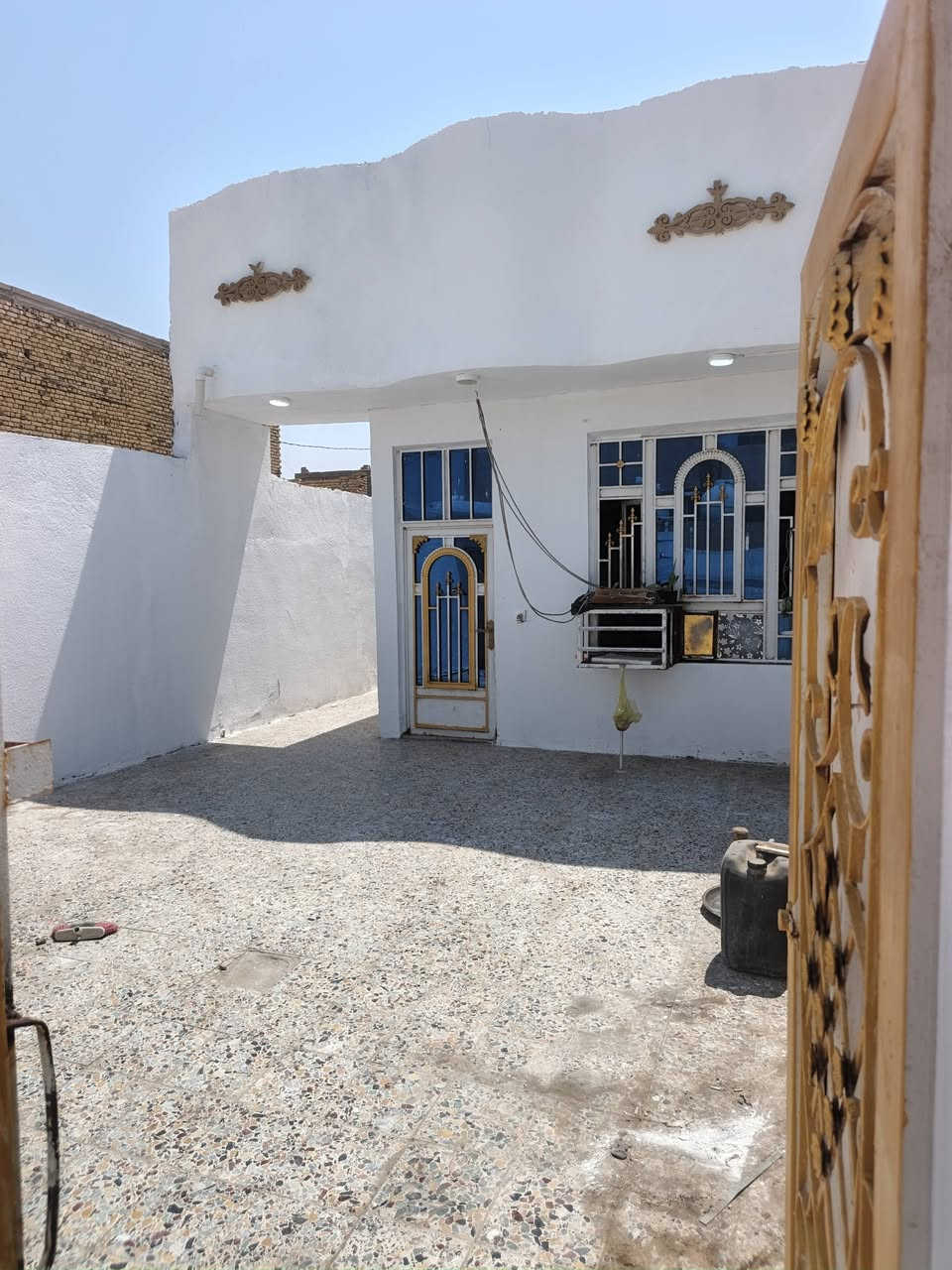 السلام عليكم بيت للبيع في حي الحكيم قرب معمل الاوكسجين قرب صيدلية الشفيع البيت مساحته 150متر البناء بلوك البيت مرقم بلديه 
البيت يحتوي على غرفه وصاله ومطبخ وستقبال وصحيات داخليه وخارجيه سطح البيت شتايكر جاهز للسكن السعر 37 للاستفسار *********** أو واتساب

