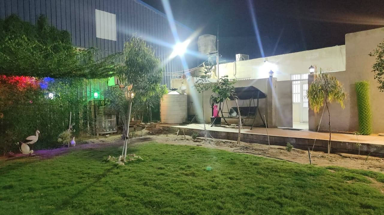 السلام عليكم بيت مؤثث ومزرعه مستقلات  للبيع مساحه 500  بالاضافة الى جملونات مساحه 600 متر تقريبا ومكتب المساحه الكلية للموقع 2300 متر يصلح مكان سكن واستثماري موقع المكان طريق الواحة خلف شركة اصباغ الماس سبب البيع ظروف مالية والله يكفيكم الشر ***********
