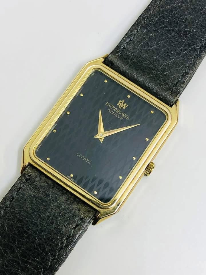 ساعة رايموندويل جنيف كواتز  
‏( RAYMOND WEIL)
سويسري اصلي 
انتاج الثمانينات   - تغليف ذهب عيار ١٨
مينه مميزة  - سلم قشطة           
لوك غير مستعملة 
للاتصال ***********
