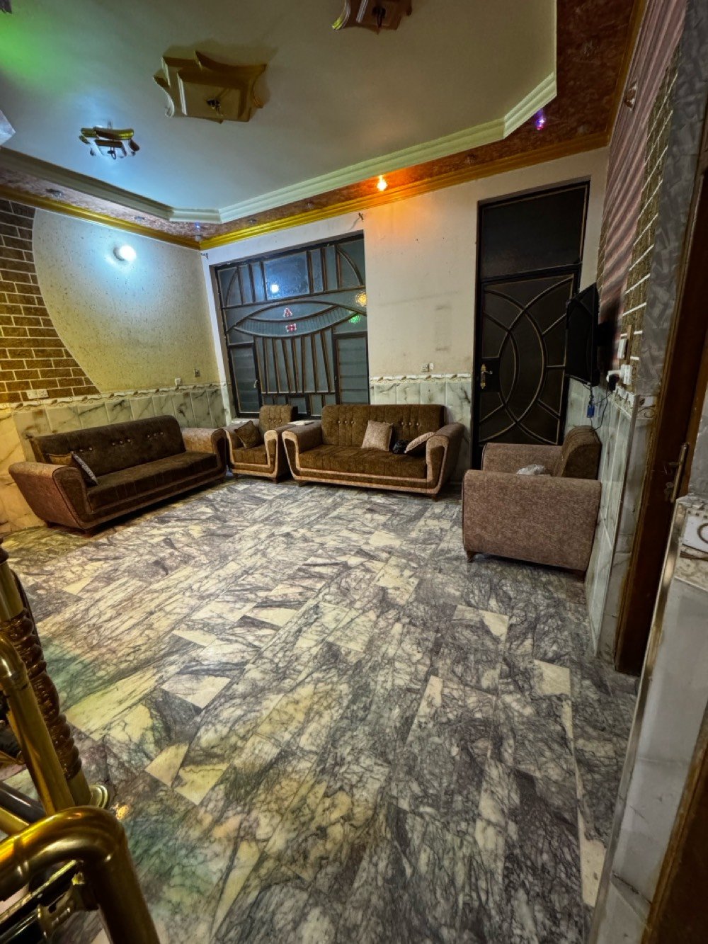 بيت مساحه200 متر واجهه10 ونزال20 يحتوي على5غرف وحده سويت مطبخ حار بارد و2منور كبير يحتوي ع4 صحيات حوش كبير وحديقه بناء البيت2020 البيت صاير على شارع عريض عنوان البيت الشعب قرب سوق الصبح خلف العياده الشعبيه موقعه كلش حلو للاستفسار ***********