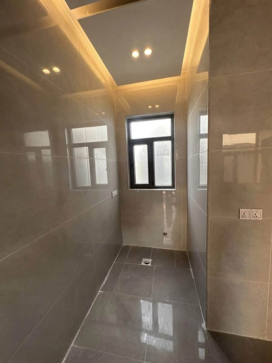 فرصة ذهبية للبيع | منزل طابقين بتصميم حديث ✨
📍 الموقع: دور الزراعة الثآلثه 
📐 المساحة: 180 متر
📜 النوع: طابو زراعي (سند 25 ملك صرف)
🏠 تفاصيل توزيع البيت:
 الطابق الأرضي:
 استقبال واسع للضيوف
 مطبخ مجهز
 صالة معيشة مريحة
 غرفتي نوم (2)
 صحيات داخلية وخارجية
 الطابق الثاني:
 غرفتي نوم (2)
 صحيات
 سطح واسع
✨ المميزات والديكورات:
 ديكورات نقوش مغربية فاخرة تضفي لمسة جمالية أنيقة.
 منظومة إنارة مخفية حديثة تبرز جمال التفاصيل.
📞 للاستفسار ومزيد من التفاصيل، يرجى الاتصال على الرقم:
📞 *********** 📞
أو تفضلوا بزيارة مكتب الحمداني للعقار.
☎️ *********** ☎️

نص مكتوب في الصور:
- مكتب جبل النور
- بكتب جبل النور