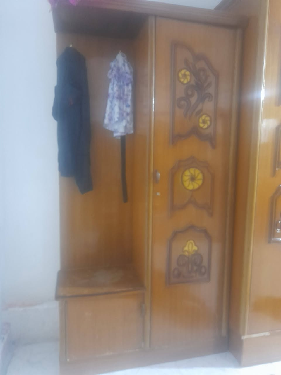ميز مرايه مع زاويه بطنها خانات مال ملابس نظيفات
مكاني بالبصرة منطقة صبخه العرب 
السعر 200
الهاتف ***********
