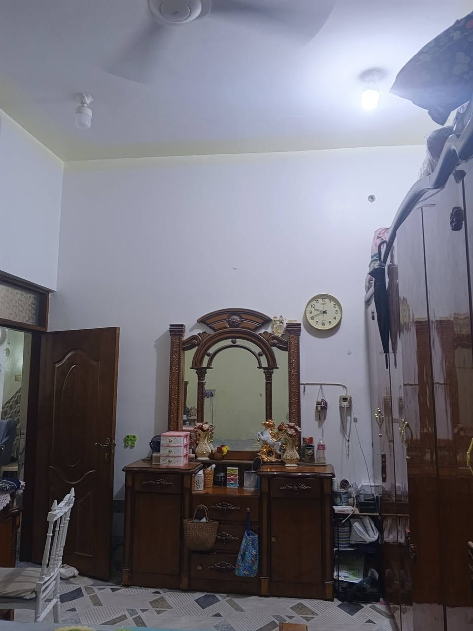السلام عليكم يوجد بيت للبيع زراعي المكان قرب جسر الصابئه مساحة البيت 150 متر طابوك كونكريت بناء جديد يتكون من غرفتين وصاله ومطبخ وصحيات داخليه وخارجيه وديوانيه وطارمه السعر 83 وبيه مجال الاستفسار *********** امجد للعقار مستعدون لكافة العروض
