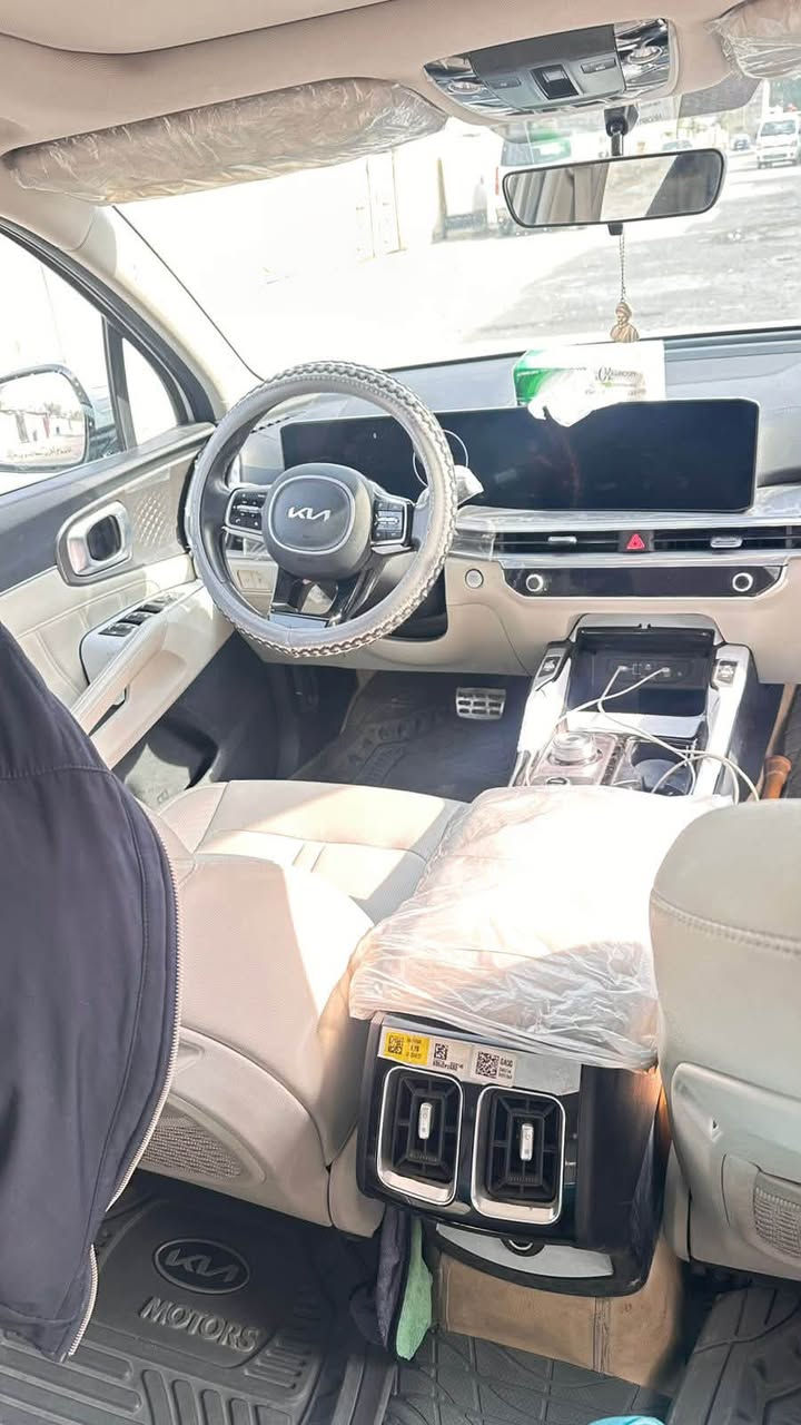 سورنتو موديل 2024 ضمان الدوليه محرك ستة سلندر
بنوراما 
فور ويل يعني X4  اكرر 4X
4 كامرات وتظهر الجوانب بشاشة الدشبول عند فتح الاشارة
مقاعد جلد  (  اصلي وكالة  )
كراسي تبريد تدفئة 
رادارات جانبية 
كير ماوس
شاشه متصلة ايباد 
نفيكيشن
بصمة وتشغيل عن بعد 
انارة محيطية ليزرية 
ثلاث قطع تبريد والتبريد الخلفي تحكم منفصل 
سبعة راكب 
جنطة كهرباء

درايف مود ( سبعة انظمة قيادة متغيره حسب الرغبة )

اوتو هولد ( نظام فرامل ذكي ) 
مانع انزلاق 
مساعد انحدار 
توقف ذاتي ذكي
هندبريك بصمة 
حساسات امامي خلفي 
بردات خلفية
لايت زنون عالي ناصي
لد ليزري نهاري LED
لد ليزري خلفي LED
مري طي كهربائي مع اشارة جانبيه
وباقي المواصفات معروفة
ماشيه 56الف

بسعر  (  52  )  مليون مرقم بغداد 
مكان بعداد جكوك  ***********4

نص مكتوب في الصور:
- الثلاثاء