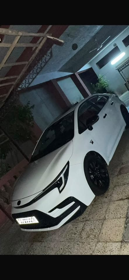 سلام عليكم كورلا هايبرد HEV  للبيع موديل 2024  صيني شكل أمريكي GR مواصفات فول فول 1/1 حساس رادار كشن جلد كشن كهرباء داخل مشمشي بيها كتابة GR بالكشنات سيارة كلين كلشي مابيها بيها بس مكانين رصعة فقط ماشية 24.000KM رقم أربيل بسمي 
مكان سيارة كركوك 
***********
