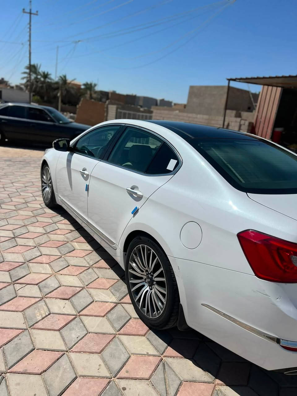 السلام عليكم للبيع او مراوس بشي اقل
الموديل 2014 
 كيا كادينزا خليجي  داخل ملكي VIP
السيارة فول ١/١ VIP 
6 سلندر 

المواصفات✅فول فول 
-بانوراما 
-تشغيل بصمة مع بصمة الابواب الامامية
داخل ابيض ملكي VIP
-نظام ترحيب
-انارة بالمرايات والابواب الامامية
-كاميرا وحساسات خلفية
-حساس ماسحات
-بردة خلفية متحركة
-كشنات كهربائية جلد تدفئة وتبريد  
-كشنات خزن ميموري 
-لوحة تحكم بالكشن الخلفي
-لد امامي وخلفي
-تحكم كامل بالستيرن
-شفتات ستيرن رياضي بلادي
-نظام ترحيب 
-اشاير مري+شفط+قلاب 
-محرك مفتوح كازكيت ما بي اي عيب 
وباقي مواصفات الكادينزا معروفه 
السياره بيها فقط بارد بسيط في الهلال و جاملغ الأمامي موضح
 سيارا بااسمى " تحويل + وكاله بشرط - +سنويه جديده +رقم جديد بغداد انكليزي
السعر 145 
***********
