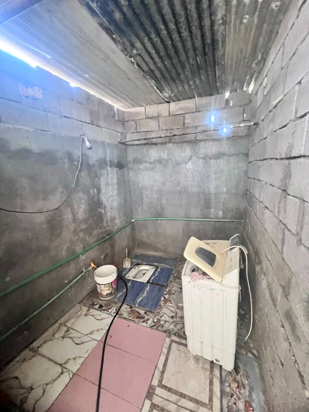 السلام عليكم بيت في البصره بلجنينه بحي الانتصار تجاوز بيت مساحته 200 بي غرفتين وستقبال وديوانيه ومطبخ ومخزن داخلي وخارجي ومشتملات طارمه جبيره البيت جينكو  البيت عَوزه ترتيب شوي من الداخل  سعر البيت 15 مليون وبي مجال لشراي التواصل***********