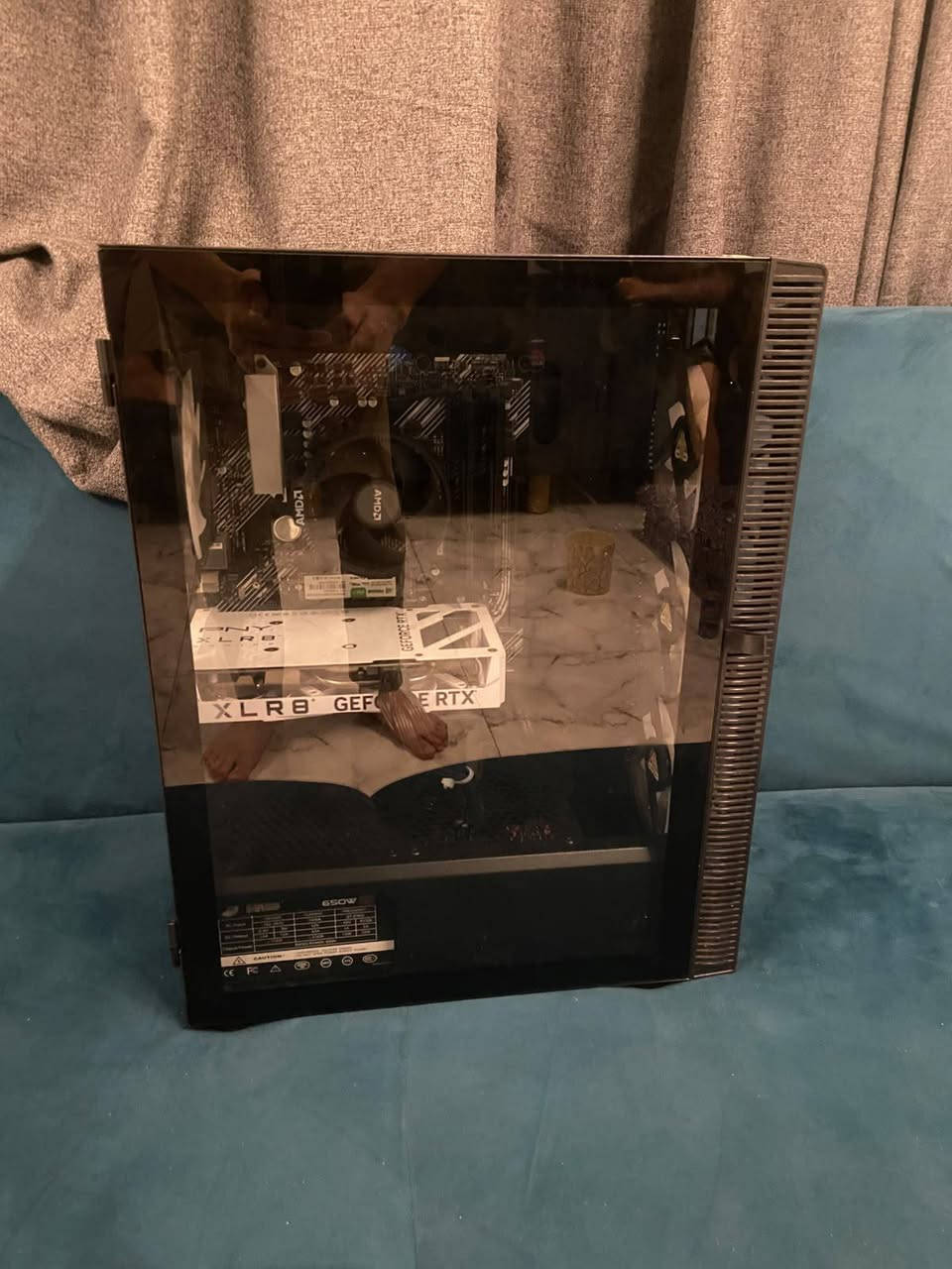 السلام عليكم تجميعه للبيع نضيفة كلش  4060...8g.    ابيض
R5 5500                                           RAM 16 3200                                  لون ابيض RTX 4060 PNY WIHET                                                                               M.2 256     + 512 ssd                                         
    P.S 650 W MASS                  
رقم تواصل ***********
سعر مليون و٢٥الف
