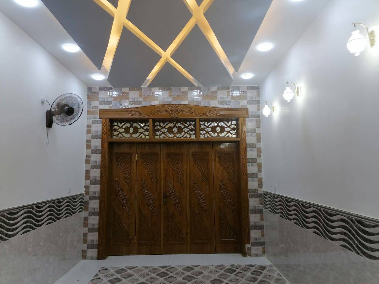 السلام عليكم، دار للبيع أو مراوس المساحة ١٥٠ متر طابقين بناء جناي حديث درجة أولى طابو زراعي قرار محكمة يحتوي على غرف نوم عدد ٣ والغرفة الرابعة عايزة شي بسيط وصالة عدد ٢ وصحيات عدد ٣ ومطبخ وأستقبال وحديقة صغيرة وگراج سيارة الموقع النجف الأشرف الكوفة قرب جسر الأمام علي عليه السلام مزرعة حسين الشبيلي خدمات كاملة ماء وكهرباء وتبليط للأستفسار أكثر الأتصال على الرقم *********** حمزة الجبوري للعقار
