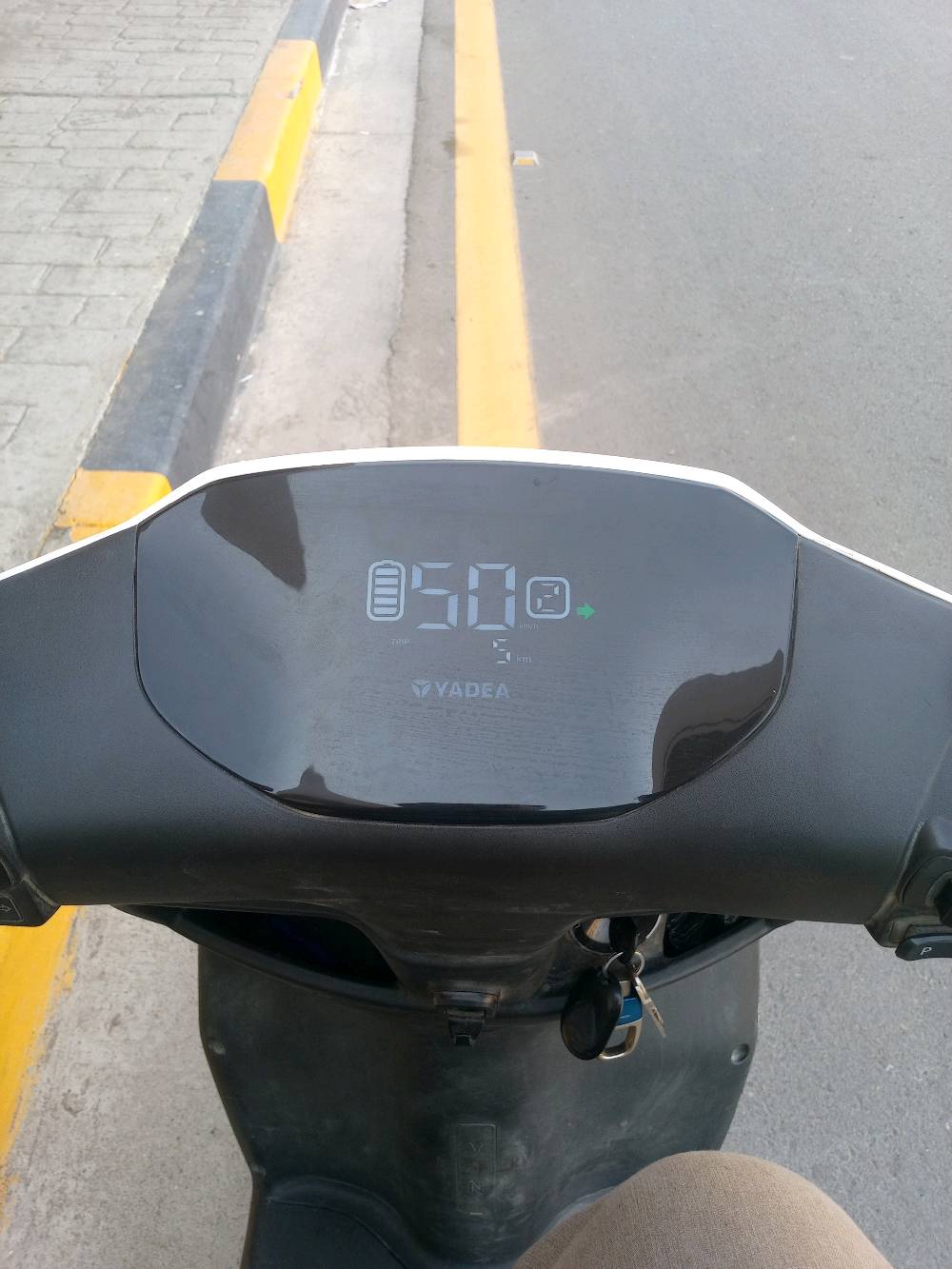 دراجة شحن GT20للبيع سعر 750الف ظمان شركة ياديا ملف بطاريات
السلام عليكم، ممكن تذكرلي شكد سعة البطارية بالضبط ونوعها، وكم مدى المشي بالشحنة الواحدة تقريباً؟: 
30امبير 72فولت
إذا ممكن، شنو سنة الصنع أو سنة الشراء؟ وهل الدراجة بعد الضمان بالكامل لو بس البطارية عليها ضمان شركة ياديا؟: 
2025
منو مكان الدراجة بالمدينة؟ وأي منطقة بالضبط حتى نرتب للمشاهدة والتسليم؟: 
العبيدي شارع 20 
هل بيها أي ملاحظة أو عطل ولو بسيط غير واضح بالصور، مثل الكفرات/البطارية/الفرامل/الإنارة؟: 
اشخوط جهة اليمين
شنو آخر سعر نهائي؟ وهل وياها الشاحن الأصلي أو أي ملحقات ثانية؟: 
بيه مجال